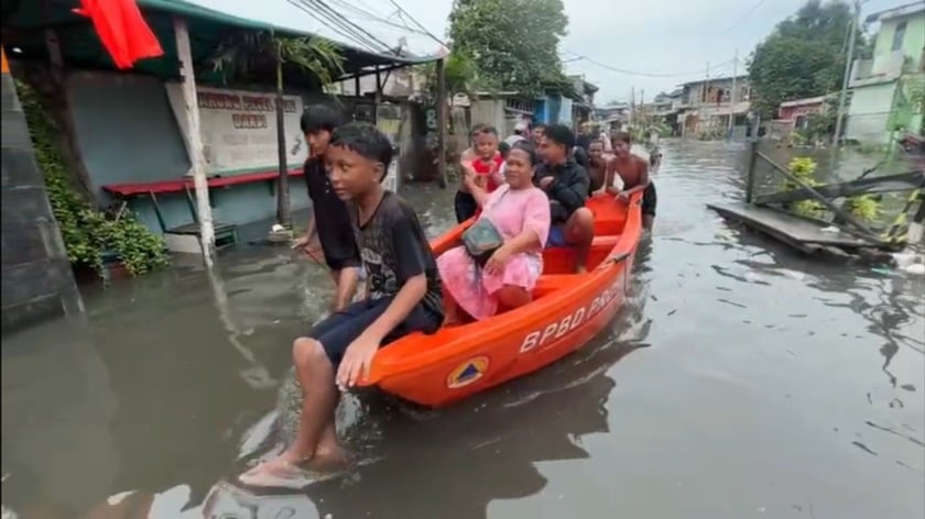 Banjir Rendam Pegangsaan Dua Kelapa Gading, BPBD Evakuasi Warga