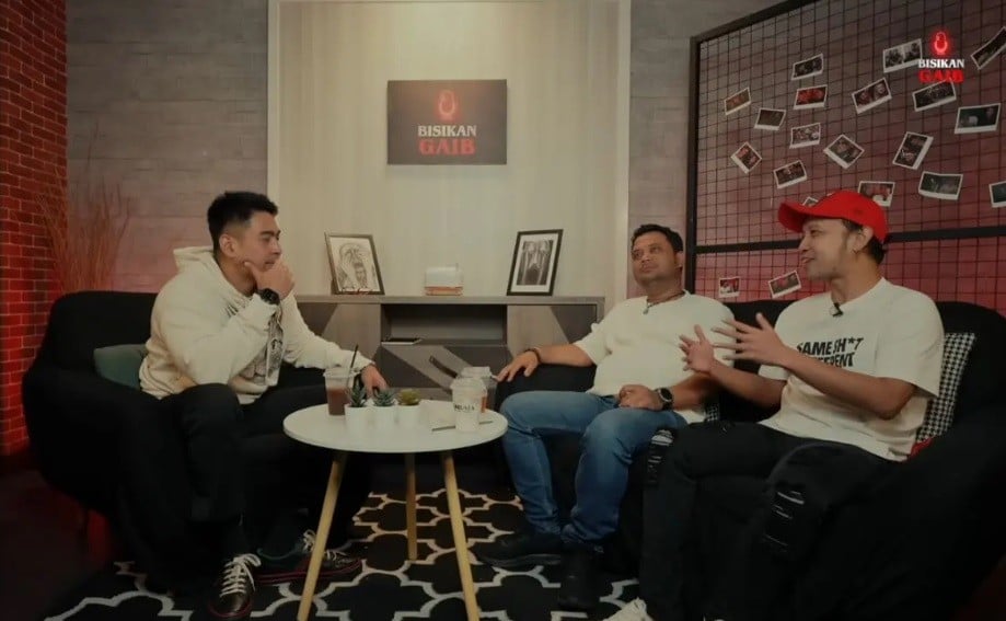 Kisah Nyata Penjinak Ular Dikelilingi Dunia Tak Kasatmata