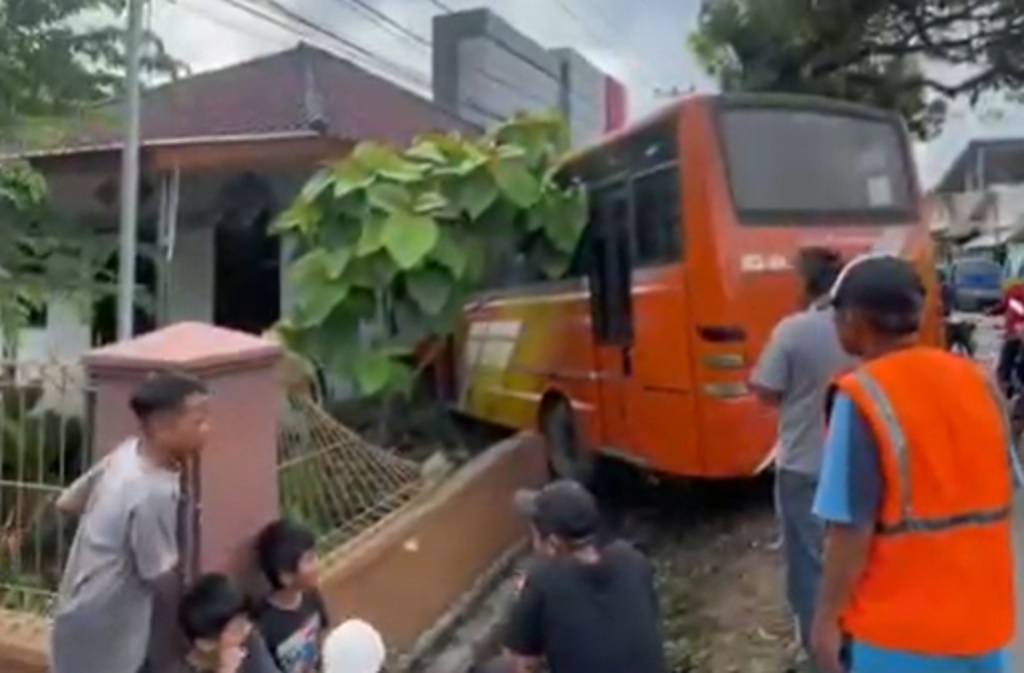 Kecelakaan di Bandung Barat, Bus Tabrak Musala hingga Roboh usai Hindari Pelajar