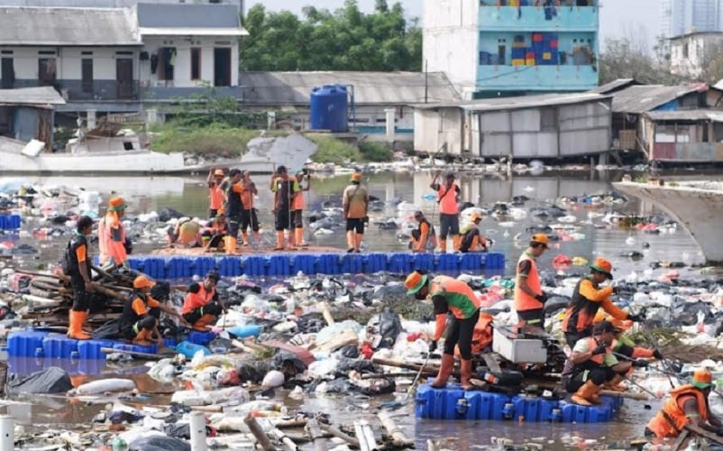 DLH DKI Angkut 137 Ton Sampah dari Pesisir Tanggul Laut Muara Baru dalam 3 Hari
