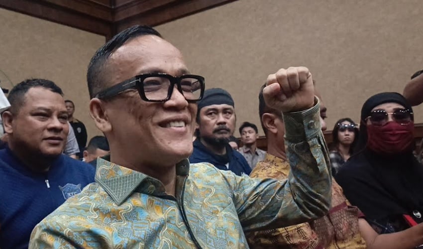 Eks Wamenaker Noel Ebenezer Tiba di Ruang Sidang, Tegaskan Siap Ikuti Persidangan