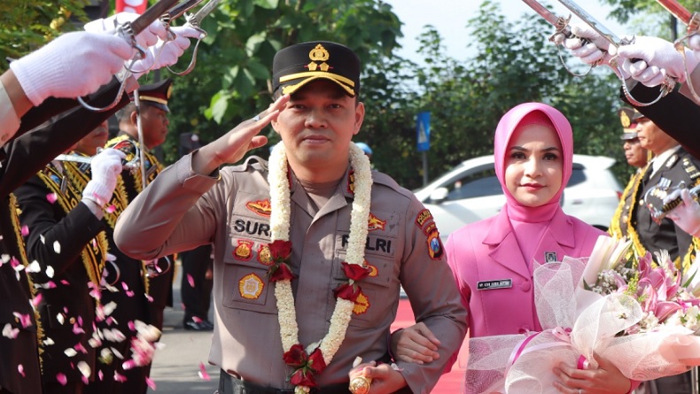 Resmi Jabat Kapolres Nganjuk, AKBP Suria Miftah Irawan Disambut Tradisi Pedang Pora