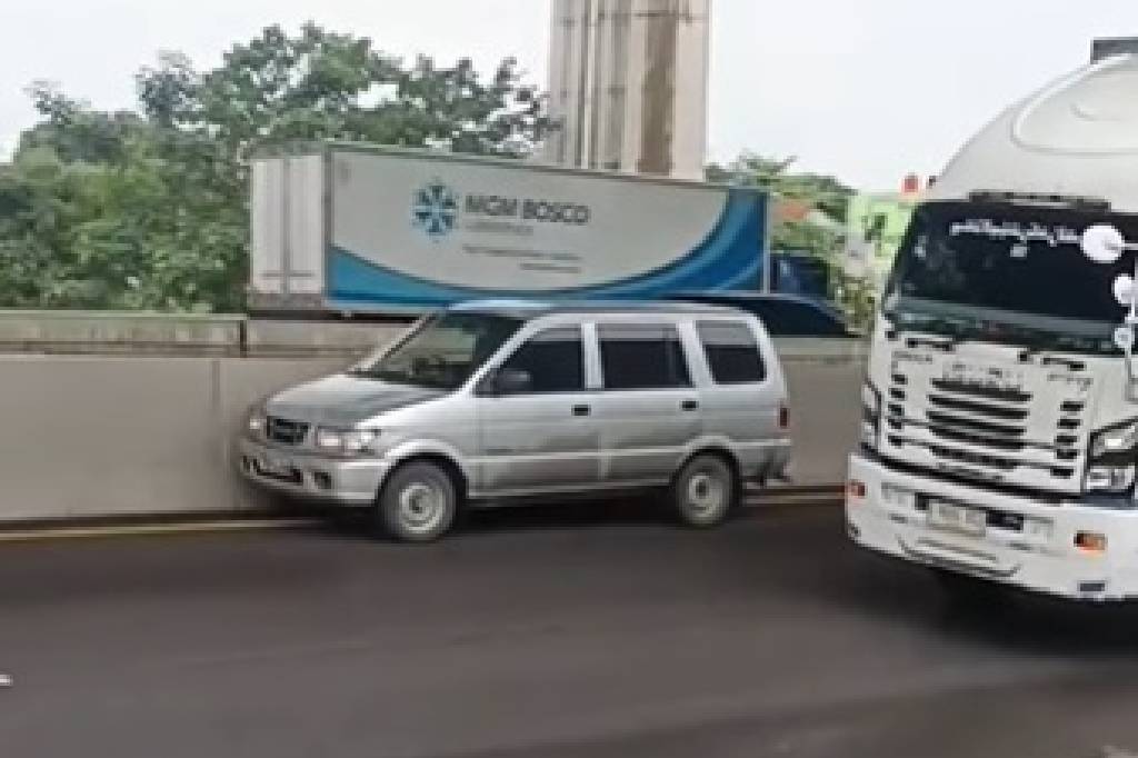 Viral Mobil Panther Jalan Sendiri di Tol Japek, Polisi Ungkap Faktanya