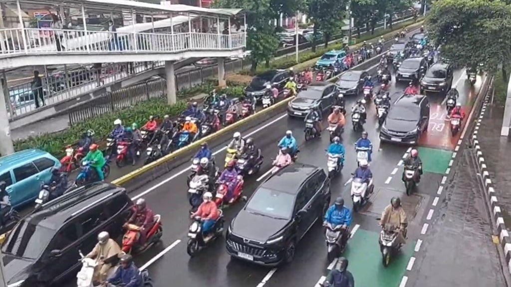 Jalan Salemba Raya Macet Panjang, Pemotor Nekat Terobos Jalur Busway