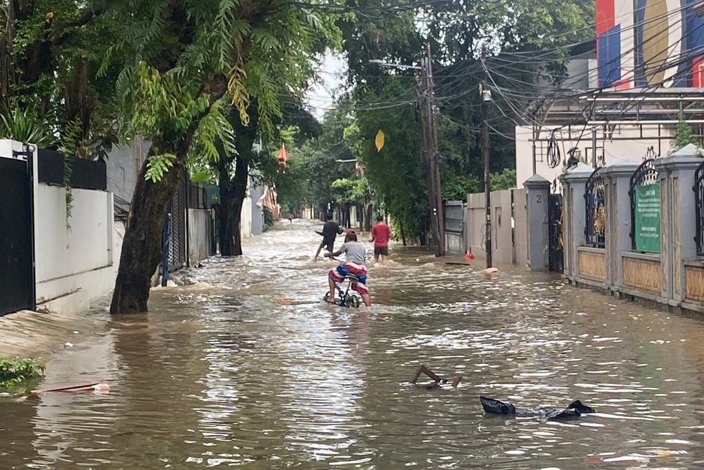 Banjir Rendam Perumahan di Petogogan Jaksel, Genangan Air Jadi Arena Main Anak-Anak