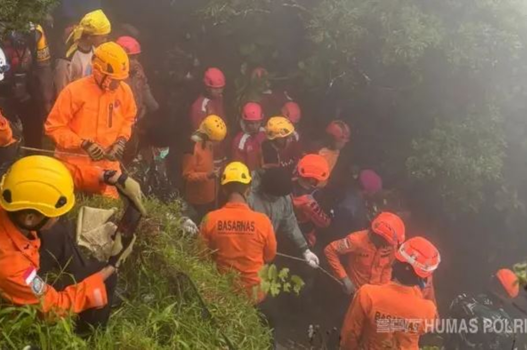 Jenazah Korban Pesawat ATR 42-500 Tiba di Karanganyar, Disambut Isak Tangis Keluarga