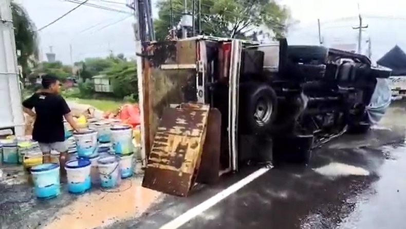Hindari Pemotor Tiba-Tiba Belok, Truk Bermuatan Cat Terguling di Jalur Pantura Cirebon