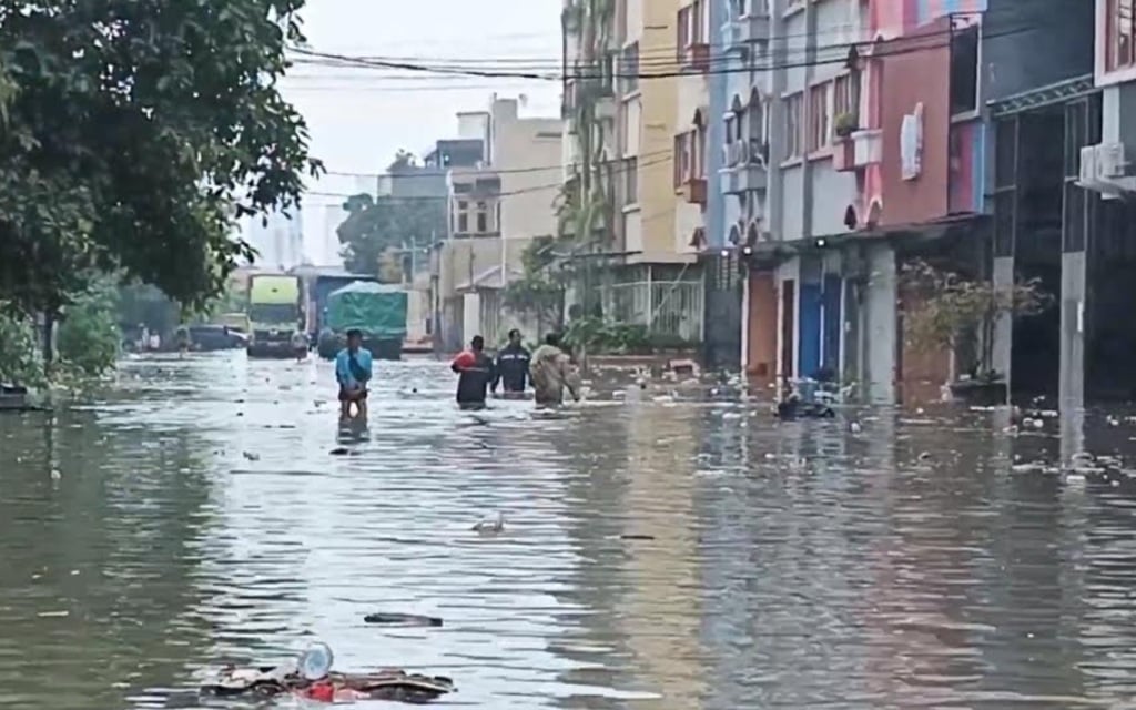Penampakan Pertokoan dan Gudang di Cengkareng Jakbar Tak Beroperasi karena Dikepung Banjir