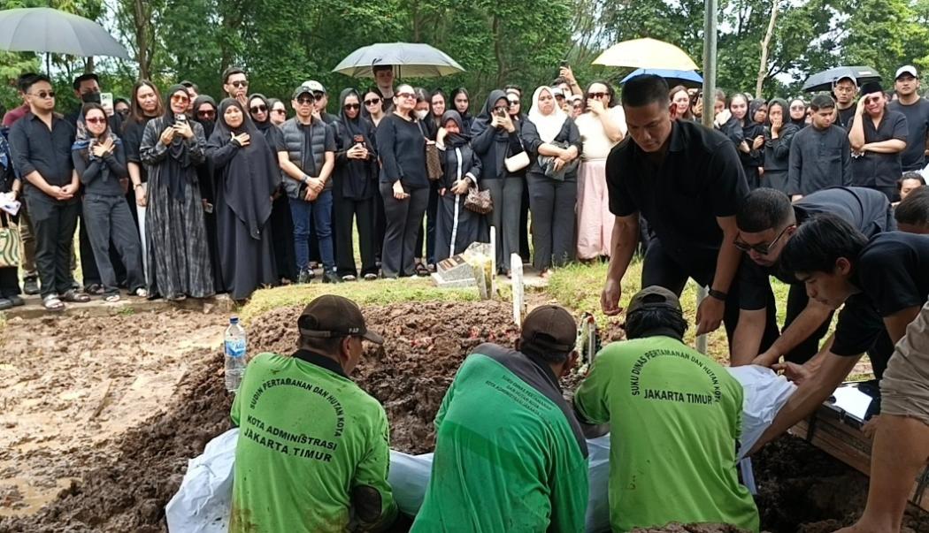 Jenazah Lula Lahfah Dimakamkan, Tangis Keluarga dan Sahabat Pecah
