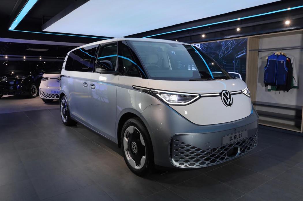 Volkswagen ID. Buzz BOZZ White Signature Edition Resmi Mengaspal di Indonesia, Intip Keunggulannya!