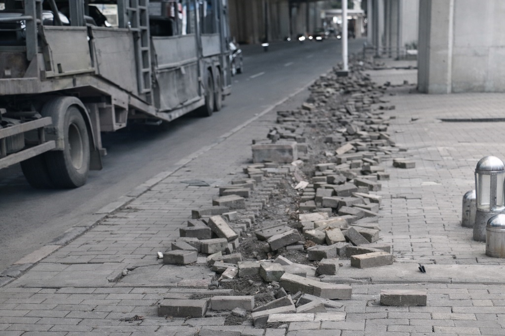 Maling Bongkar Konblok Curi Kabel Lampu Jalan di Jakut, Pramono: Tindak Tegas!