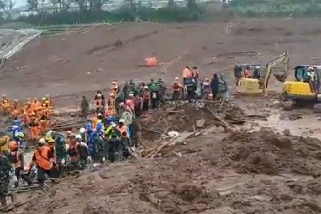 Kementerian PU Kerahkan Alat Berat hingga Pompa untuk Tangani Longsor Cisarua Bandung Barat