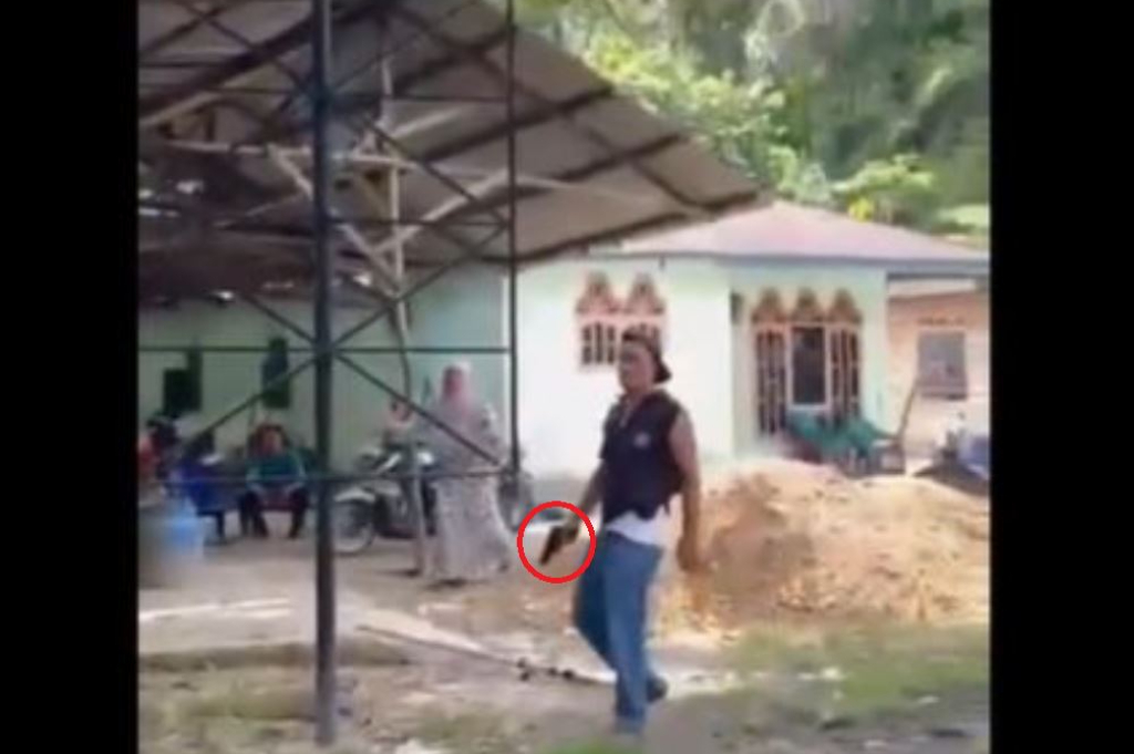 Viral Aksi Koboi Oknum Diduga Kades di Padanglawas Utara Tenteng Pistol Kejar Warga