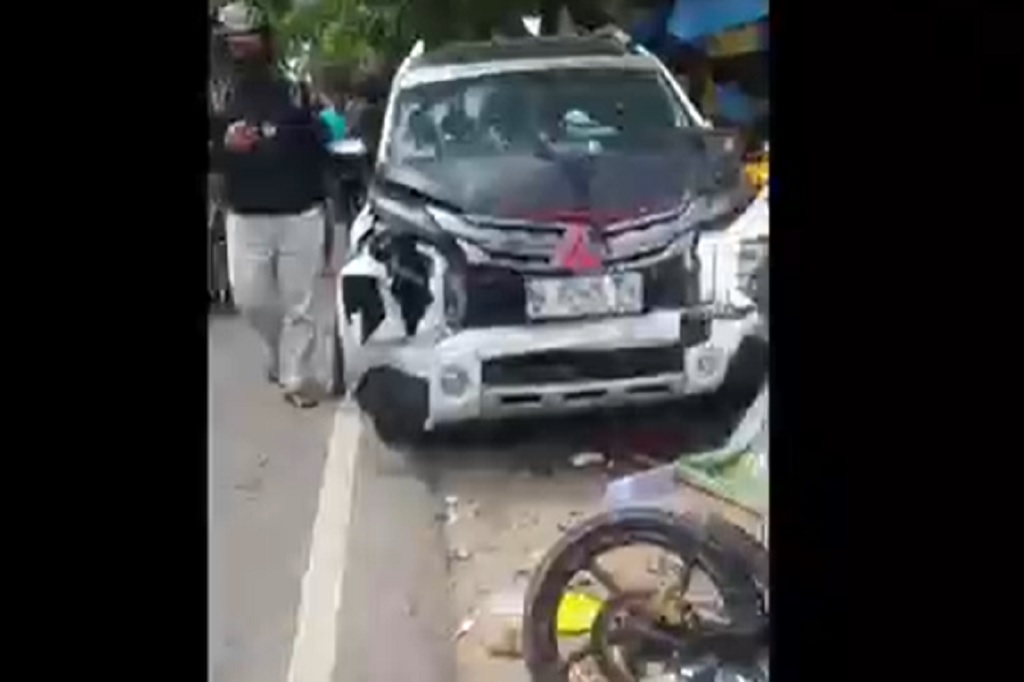 Detik-Detik XPander Tabrak Sejumlah Motor dan Gerobak Pedagang di Sumenep Terekam CCTV