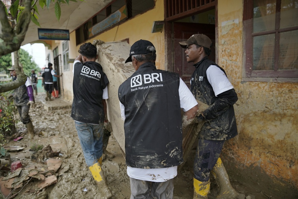 Dukung Pemulihan Pascabencana, Relawan BRI Peduli Bersih-bersih Sekolah di Aceh Tamiang 