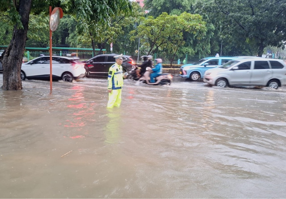 20 RT dan 5 Ruas Jalan di Jakarta Tergenang, Ketinggian Air Capai 1,5 Meter