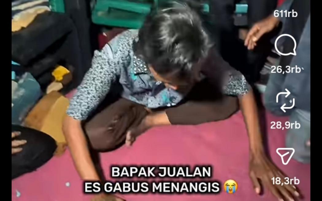 Kakek Pedagang Es Gabus Diberi Hadiah Umroh Gratis oleh Kreator Konten Malaysia 