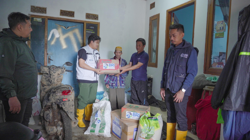 BRI Peduli Salurkan Bantuan bagi Warga Terdampak Longsor Cisarua