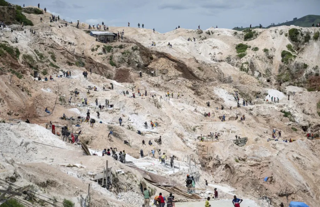 Tambang Bijih Logam Ambruk, 200 Orang Tewas