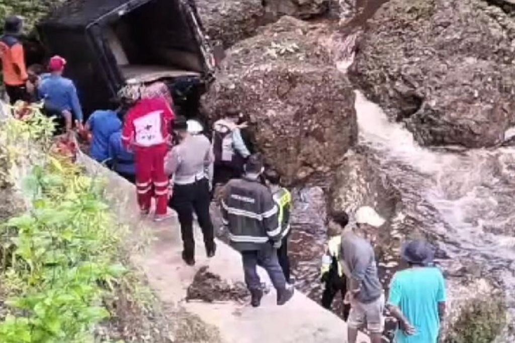 Kecelakaan Mobil Boks Terjun Jurang di Kelok Sembilan, 7 Orang Sekeluarga Luka