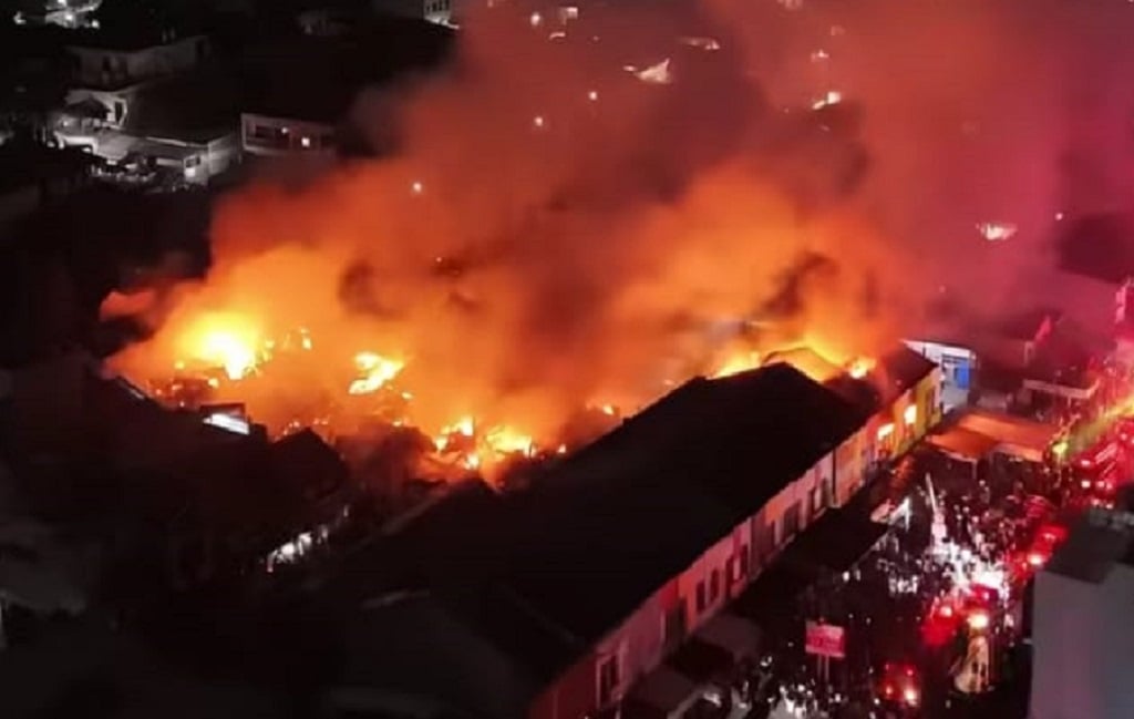 Kebakaran Hebat Landa Gudang Tekstil di Tangsel, Api Mengamuk!