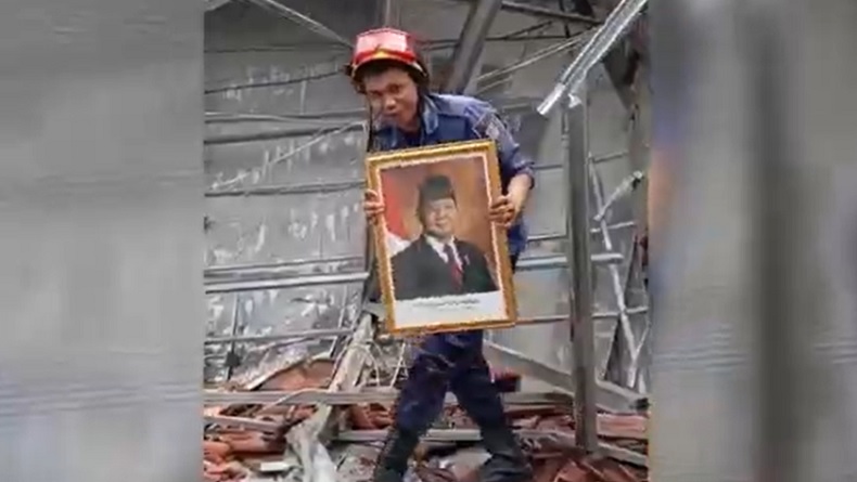 Viral! Petugas Damkar Cirebon Amankan Foto Prabowo di Tengah Reruntuhan