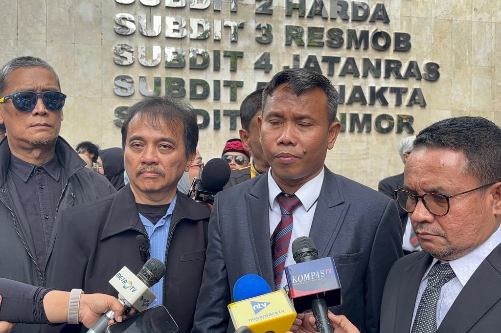 Kubu Roy Suryo Sindir Jokowi Mau Keliling Semua Provinsi: Cukup ke Pengadilan Surakarta