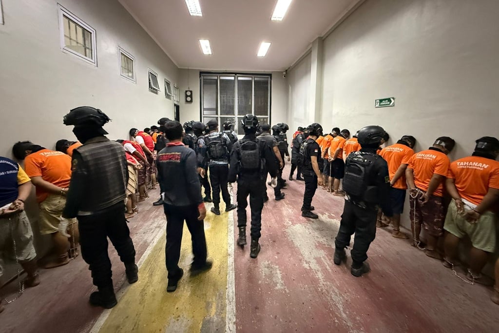 61 Napi Berisiko Tinggi Dipindahkan ke Nusakambangan, Dikawal Ketat Aparat