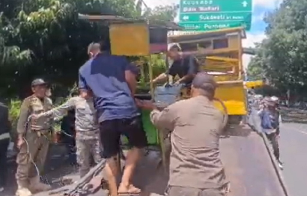 Nekat Jualan di Bahu Jalan, 15 Gerobak PKL di Gianjar Diangkut Paksa Satpol PP