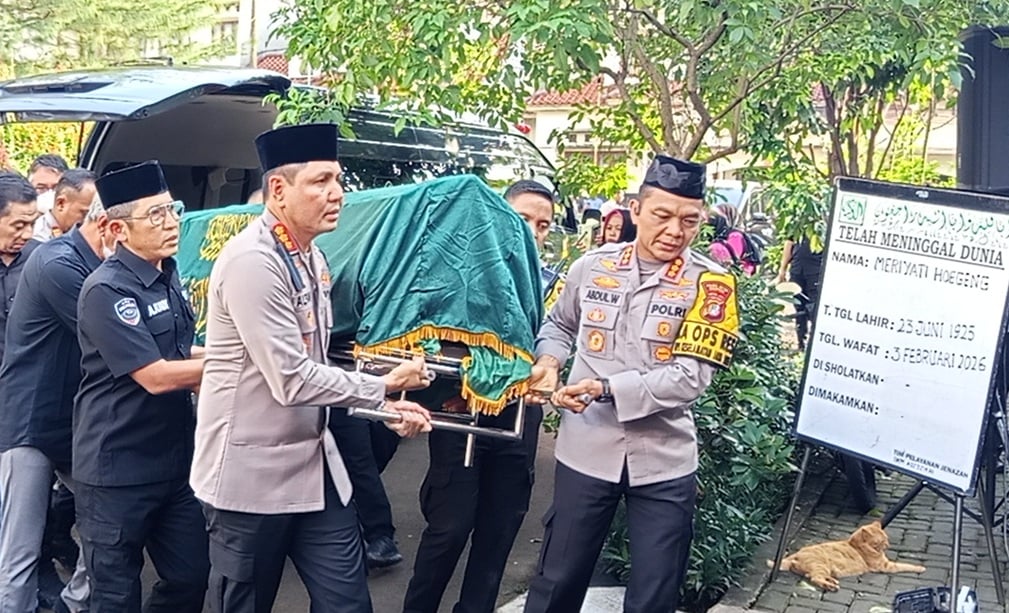 Jenazah Istri Jenderal Hoegeng Tiba di Rumah Duka Depok