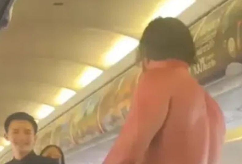 Heboh, Penumpang Pesawat Nekat Buka Pakaian