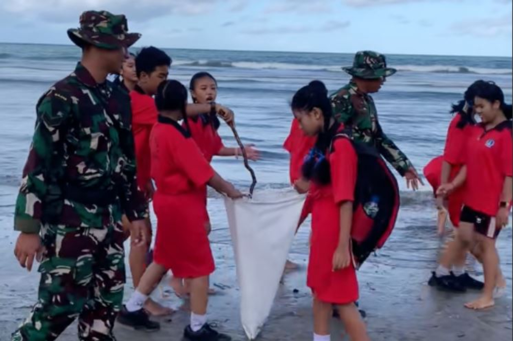 TNI Turun Tangan Bersihkan Pantai Kuta Bali usai Disorot Presiden Prabowo