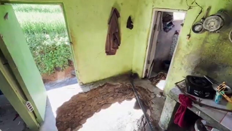 Dapur Rumah Jebol, Wanita Hanyut Terbawa Banjir Bandang Sungai Cijagra Bandung
