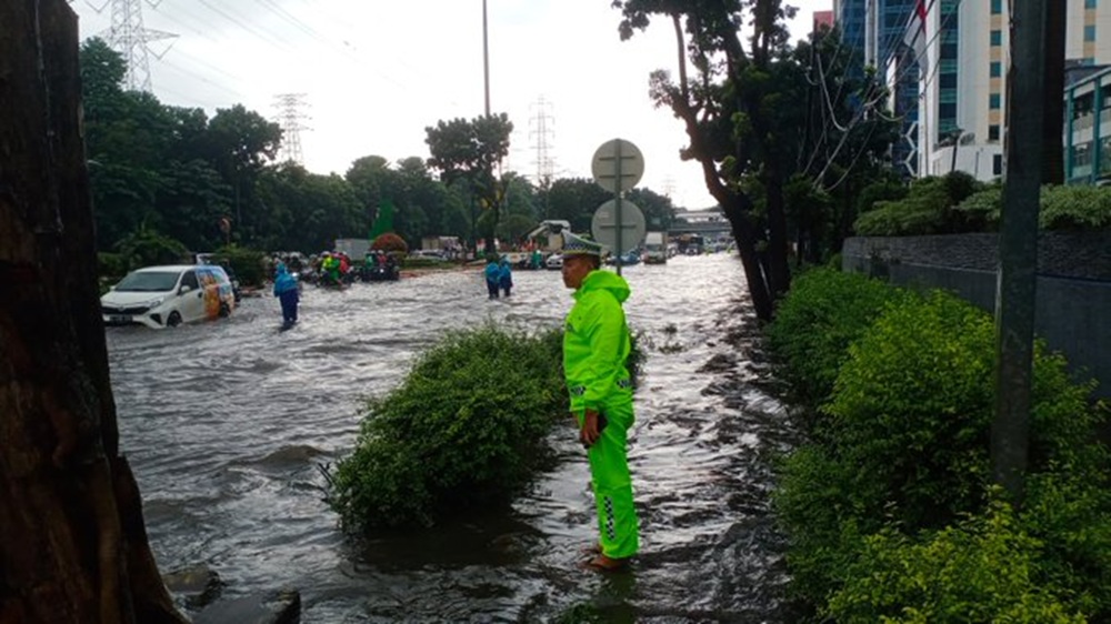 Hujan Deras Guyur Jakarta, Jalan DI Panjaitan Jaktim Tergenang 50 Cm 