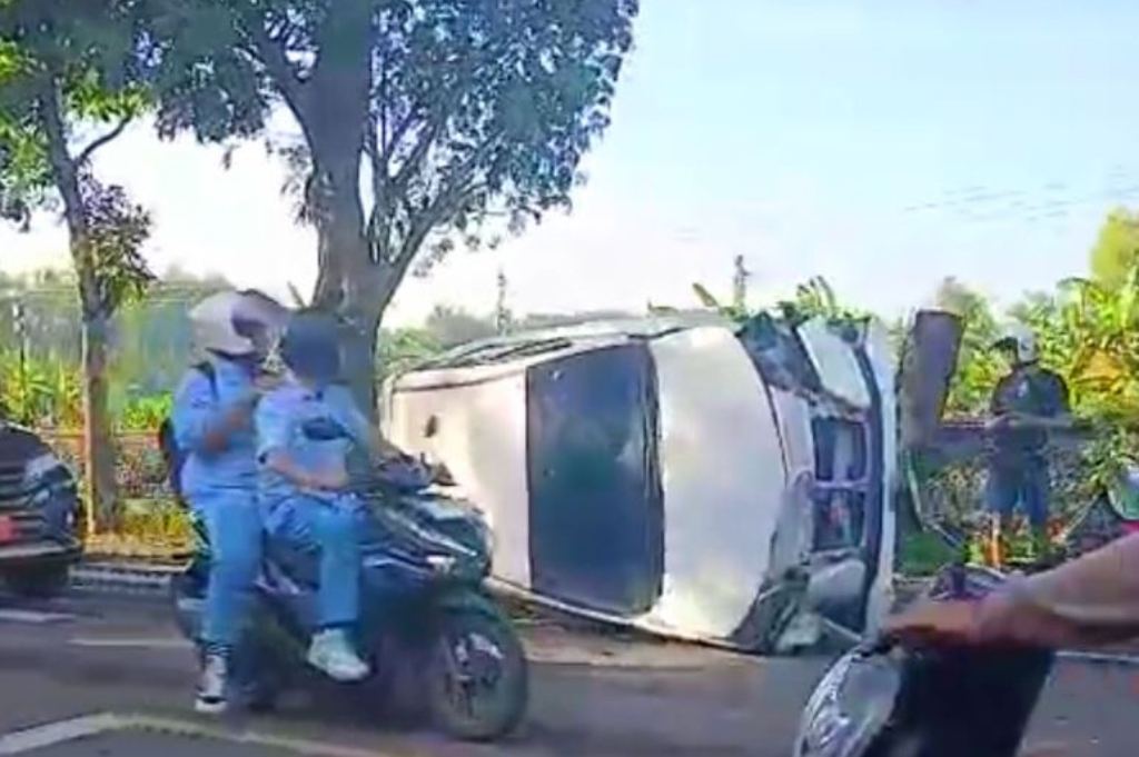 Kecelakaan Mobil Avanza Terguling Tabrak Motor di Bojonegoro, 2 Orang Terluka