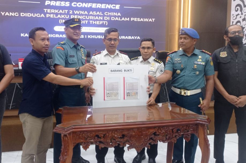 Duh! 2 WNA China Diduga Mencuri dalam Pesawat, Diamankan di Bandara Juanda