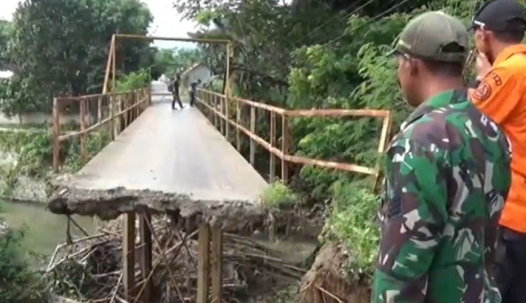 Jembatan di Bungkal Ponorogo Putus Diterjang Banjir, 2 Pemotor Jatuh ke Sungai