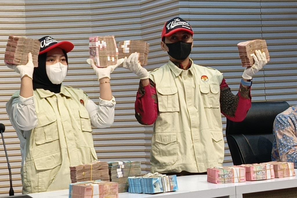 Penampakan Uang Rp1 Miliar Hasil OTT Mulyono Kepala Kantor Pajak Banjarmasin