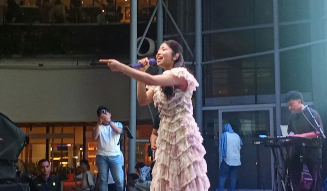 Anggis Devaki Rayakan Ultah V Radio: Happy Birthday