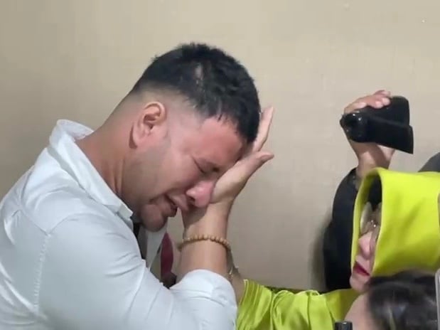 Tangis Ammar Zoni Pecah di Pelukan Ibu Angkat, Ngadu Difitnah Polisi!