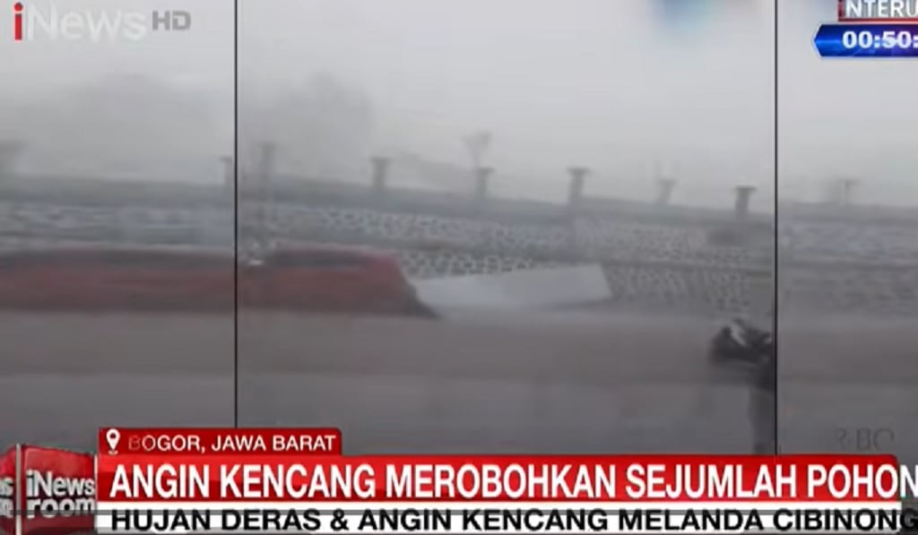 Detik-Detik Mencekam Angin Puting Beliung Terjang Kawasan Stadion Pakansari