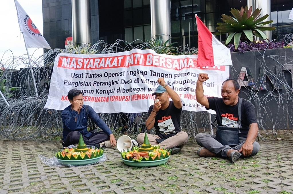 Warga Pati Rayakan Sudewo Kena OTT, Tumpengan di Kantor KPK