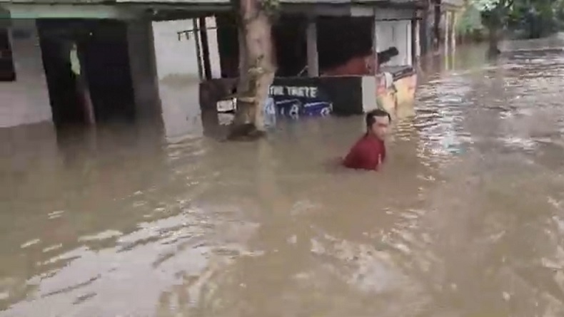 Banjir Jember Meluas, Ratusan Rumah Terendam hingga Setinggi Dada Orang Dewasa