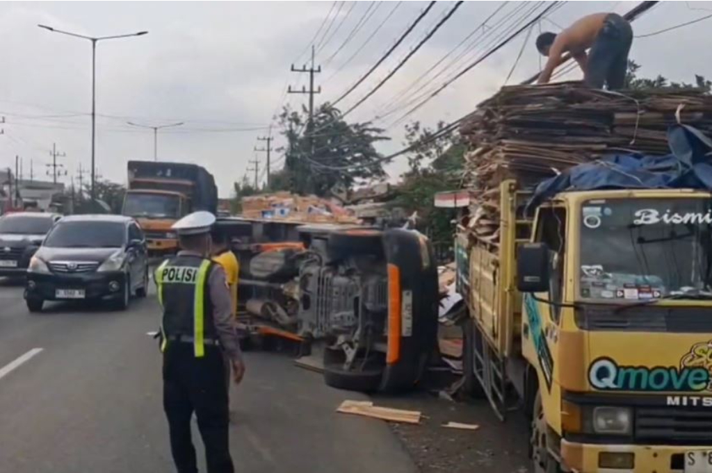 Kecelakaan Mobil Pikap Terguling di Sidoarjo, Jalur Surabaya-Mojokerto Macet hingga 2 Jam