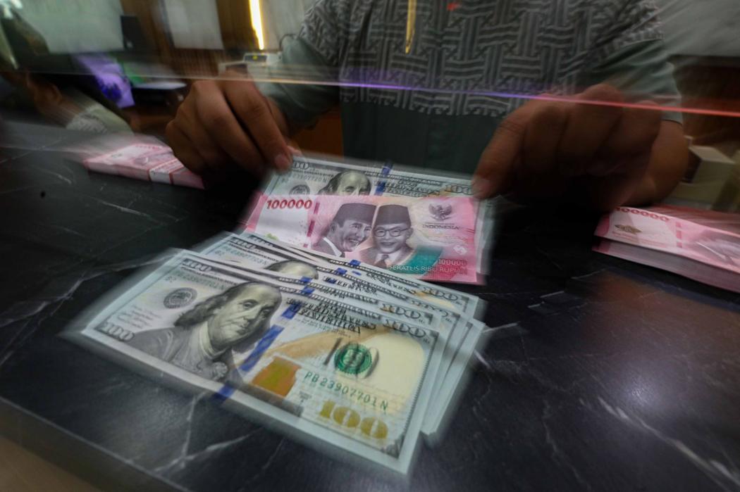 Rupiah Hari Ini Ditutup Anjlok! Rp17.394 per Dolar AS