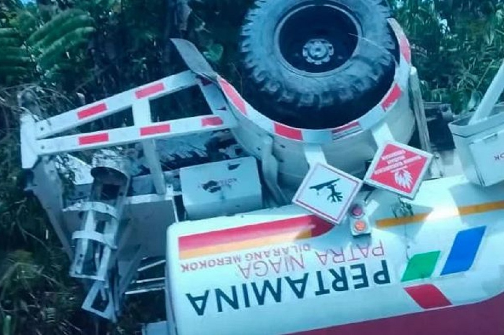 Kecelakaan Maut Truk Tangki BBM Terguling di Sorong, 2 Orang Tewas
