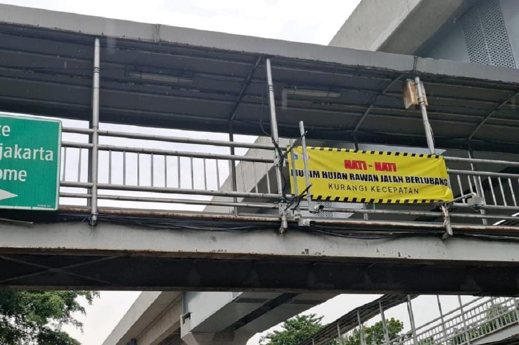 Antisipasi Kecelakaan, Pemprov Jakarta Sebar Spanduk Imbauan di Jalan Berlubang