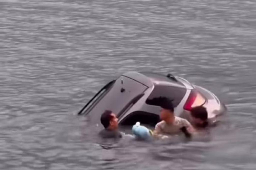 Viral Mobil Terjun ke Laut di Ulee Lheue Banda Aceh, Warga Berenang Selamatkan Pengemudi