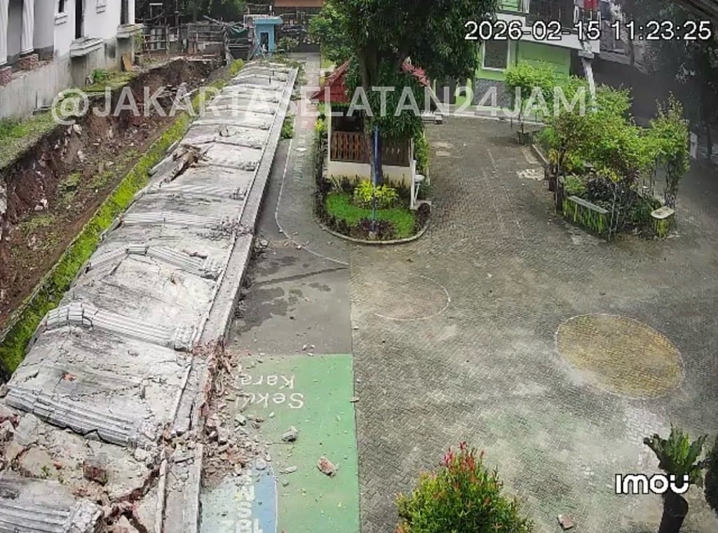 Viral Tembok 5 Meter Ambruk Timpa Halaman SMPN 182 Jakarta
