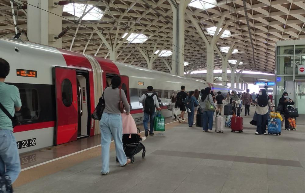 Libur Panjang Imlek, Penumpang Whoosh Tembus 25.678 Orang Sehari